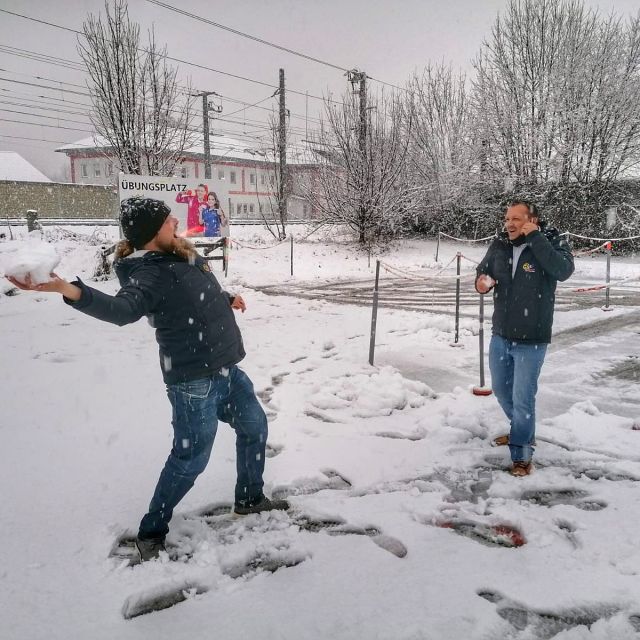 #tag11lockdown Für eine Schneeballschlacht ist man nie zu alt! 🤪 Drum gönnen sich Erich und Fabian beim Schneeschaufeln zwischendurch ihren Spaß. ❄️😀❄️ #fahrschulesommer #fahrschule #villach #winter #schnee #übungsplatz #schneeschaufeln #schneeschaufelnmalanders #manistniezualt #schneeballschlacht #spaß #spaßimschnee #winterlichefahrverhältnisse #fahrtvorsichtig