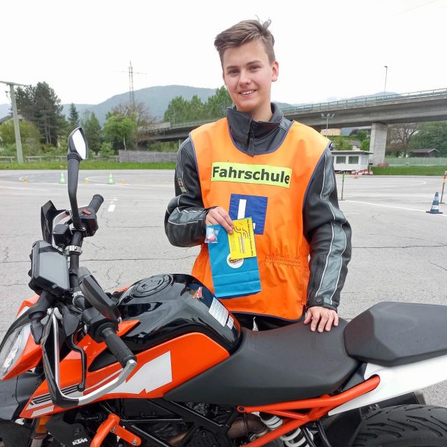 ⚠️ Unsere neuen Biker der praktischen Prüfung 10.05.2023 ⚠️ Herzlichen Glückwunsch zur bestandenen Prüfung, ihr seid spitze! Wir wünschen euch viel Spaß und allzeit gute Fahrt! #fahrschulesommer #fahrschule #villach #fahrschulevillach #führerschein #motorrad #ktm #honda #bmw #kawasaki #praktischeprüfung #praktischeprüfungbestanden #herzlichenglückwunsch #top #allzeitgutefahrt