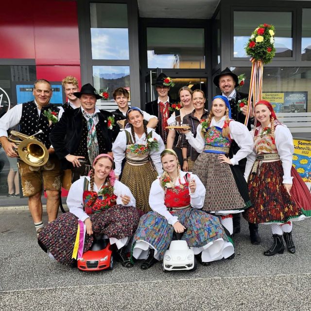 Die Bauerngman Villach war gestern im Zuge des traditionellen Kirchtagladens bei uns und hat unsere Fahrschule mit einem kräftigen „Tusch“ hochleben lassen! Sehr gerne unterstützen wir mit einer Spende das karitative Projekt der Bauerngman und helfen so mit, hilfsbedürftige Kinder zu unterstützen. 💛 #villacherkirchtag #villacherkirchtag2023 #viki23 #bauerngman #bauerngmanvillach