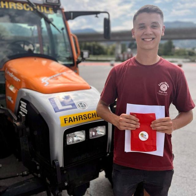 Es war eine großartige Prüfungswoche 🤩 Daher dürfen wir euch noch mehr stolze Führerscheinbesitzer der praktischen Prüfungen vom 16.08.2023 & 17.07.2023 präsentieren! Wir gratulieren euch ganz ♥️-lich zum Führerschein und wünschen eine gute und sichere Fahrt. #fahrschulesommer #fahrschule #villach #fahrschulevillach #praktischeprüfung #praktischeprüfungbestanden #herzlichenglückwunsch #tollgemacht #gutefahrt #sicherefahrt