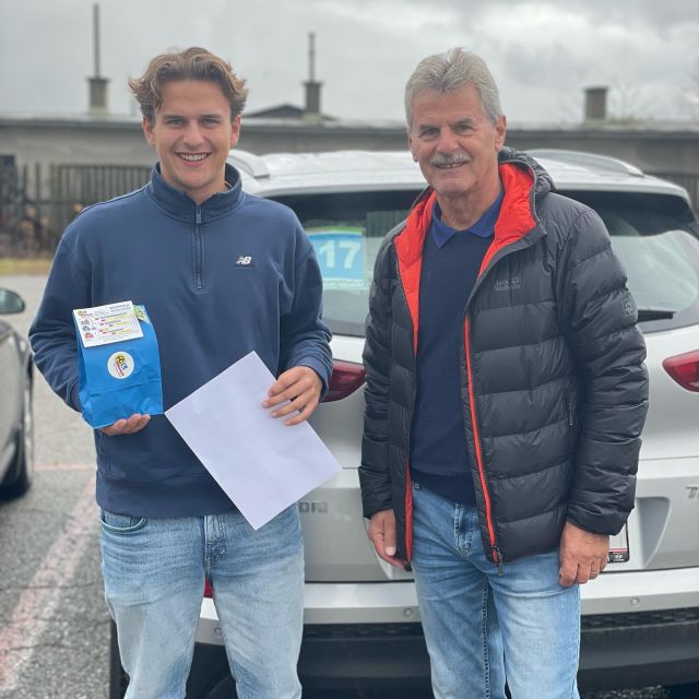 ⚠️ Praktische Prüfung 25.10.2023 - Teil 1 ⚠️ Ihr habt es geschafft und eure Führerscheinprüfung erfolgreich bestanden! 🎉🚗 Wir gratulieren euch sehr herzlich und wünschen allzeit gute Fahrt! Ein besonderer Dank geht an die Begleitpersonen, die ihre Schützlinge sehr professionell mit ausgebildet haben. 👍🏼 #fahrschulesommer #fahrschulevillach #führerschein #bl17 #bdual #praktischeprüfung #praktischeprüfungbestanden #herzlichenglückwunsch #allzeitgutefahrt