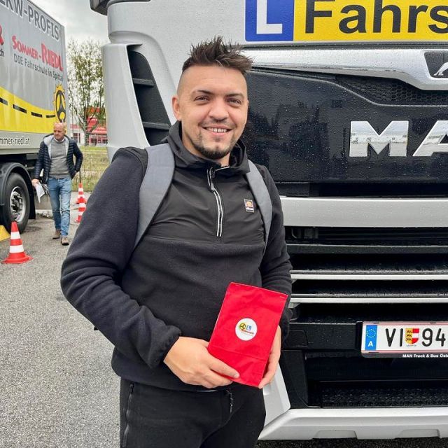 Unsere LKW-, Traktor-, Anhänger- und Motorradfahrer haben die praktische Prüfung am 25.10.2023 mit Bravour bestanden! 🎊🎉 Wir gratulieren euch sehr herzlich zum Führerschein und wünschen allzeit gute Fahrt! #fahrschulesommer #fahrschulevillach #lkwführerschein #traktorführerschein #anhängerführerschein #motorradführerschein #praktischeprüfungbestanden #herzlichenglückwunsch #allzeitgutefahrt