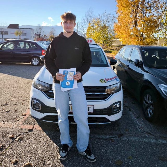 🤩 Ihr habt es geschafft! 🤩 Voller Stolz präsentieren wir euch die ersten neuen Führerscheinbesitzer der praktischen Prüfung 08.11.2023. 😀 Wir gratulieren euch sehr ♥️-lich zum Führerschein und wünschen allzeit gute Fahrt! #fahrschulesommer #fahrschulevillach #führerschein #klasseb #bl17 #bdual #praktischeprüfungbestanden #herzlichenglückwunsch #freudeamfahren #allzeitgutefahrt