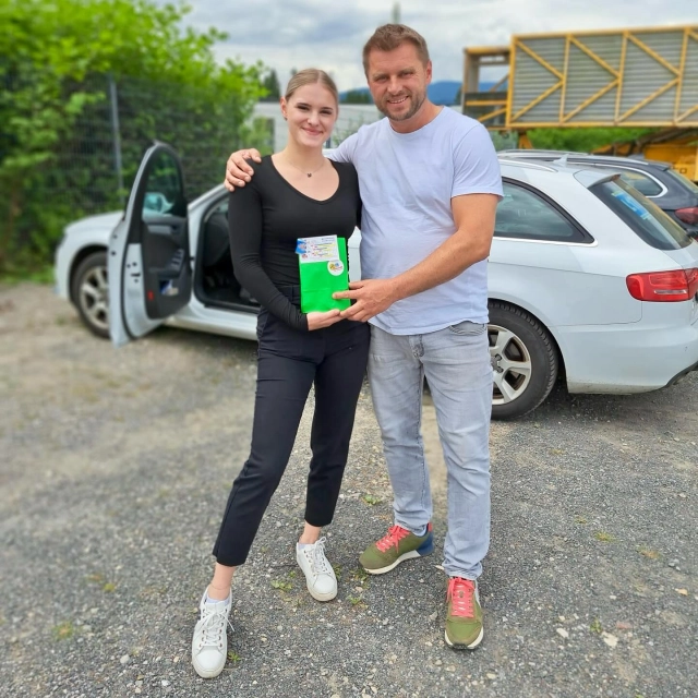 Hurra, ihr habt es geschafft!!! 🤩 Wir präsentieren euch unsere neuen stolzen Führerscheinbesitzer der PKW-Prüfung 21.05.2025! Herzlichen Glückwunsch, ihr habt die Prüfung mit Bravour gemeistert. 👍🏼👌🏼 Vielen lieben Dank für euer Vertrauen in unsere Fahrschule. Ein Dankeschön auch den Begleitern, die im Zuge der Privatfahrten ihre Schützlinge professionell mit ausgebildet haben. Wir wünschen euch eine gute & sichere Fahrt! #fahrschulesommer #fahrschulevillach #führerschein #autoführerschein #klasseb #bdual #bl17 #praktischeprüfungbestanden #top #herzlichenglückwunsch #allzeitgutefahrt