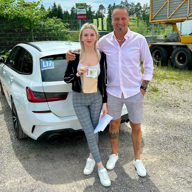 Wir gratulieren unseren neuen Führerscheinbesitzern der praktischen Motorrad- und PKW-Prüfung 04.06.2025 sehr ❤️-lich zur bestandenen Prüfung! 😀 Wir sind sehr stolz auf euch, super gemacht! 👌🏼👍🏼 Danke für euer Vertrauen in die Ausbildung in unserer Fahrschule & allzeit gute Fahrt. #fahrschulesommer #fahrschulevillach #führerschein #führerscheinvillach #autoführerschein #motorradführerschein #praktischeprüfungbestanden #top #herzlichenglückwunsch #allzeitgutefahrt