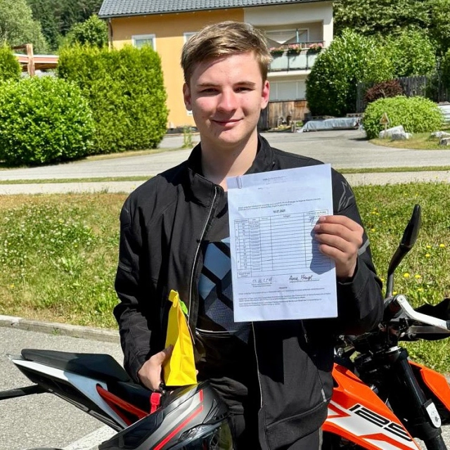 🏍️ NEW BIKER ON THE ROAD 🏍️ Wir gratulieren unseren neuen Motorradfahrern der praktischen Prüfungen 18.06.2025 - 16.07.2025 sehr herzlich zum Führerschein! 🥳😀 Vielen Dank für euer Vertrauen und viel Spaß! Allzeit gute Fahrt. #fahrschulesommer #fahrschulevillach #führerschein #führerscheinvillach #motorradführerschein #praktischeprüfungbestanden #herzlichenglückwunsch #vielspaßbeimbiken #allzeitgutefahrt