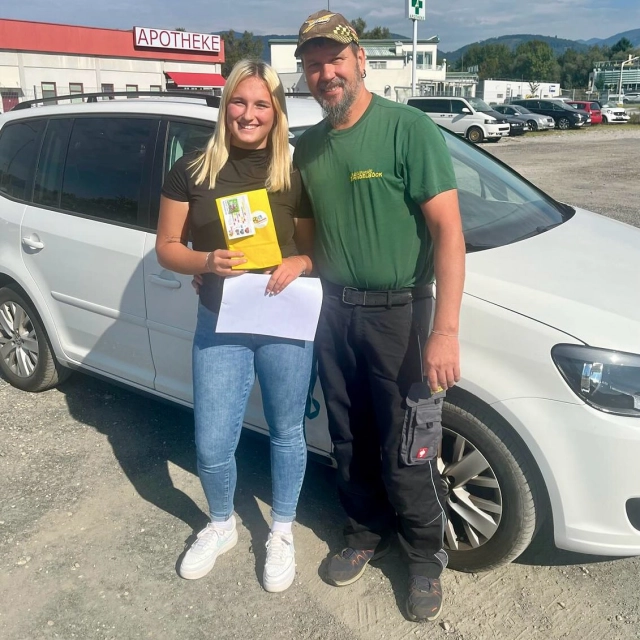 Ihr habt es geschafft! 🤩🥳 Wir gratulieren unseren neuen Führerscheinbesitzern der praktischen Prüfung 27.08.2025 sehr herzlich zur bestandenen Prüfung und bedanken uns für euer Vertrauen in unsere Fahrschule. Ein großes Lob gilt auch den Begleitern der Privatfahrten für die professionelle Ausbildung ihrer Schützlinge. 👌🏼👍🏼 Allzeit gute Fahrt! #fahrschulesommer #fahrschulevillach #führerschein #führerscheinvillach #praktischeprüfungbestanden #top #herzlichenglückwunsch #allzeitgutefahrt