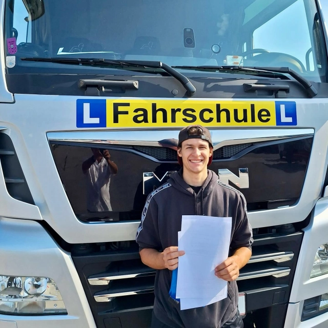 🚚 Unsere neuen Trucker der August- & September-Prüfungen 2025 🚚 Ihr habt die LKW-Ausbildung mit Bravour gemeistert, wir gratulieren euch sehr herzlich zum wohl verdienten Führerschein! Allzeit gute Fahrt. #fahrschulesommer #fahrschulevillach #führerschein #führerscheinvillach #lkwführerschein #anhängerführerschein #berufskraftfahrer #berufskraftfahrerausleidenschaft #praktischeprüfungbestanden #herzlichenglückwunsch #allzeitgutefahrt