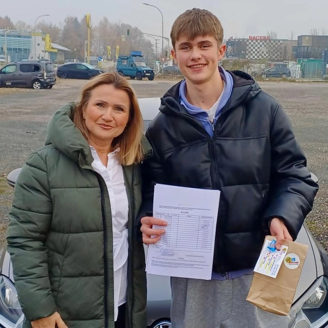 Ihr habt es geschafft- die Prüfung ist bestanden! 🎉🥳 Wir präsentieren euch unsere neuen stolzen Führerscheinbesitzer der November-Prüfungen - Teil 1. 🤩 Danke für euer Vertrauen in unsere Fahrschule und dass wir euch auf eurem Weg zum Führerschein begleiten durften. Wir wünschen euch eine gute & sichere Fahrt. #fahrschulesommer #fahrschulevillach #führerschein #führerscheinvillach #praktischeprüfungbestanden #top #herzlichenglückwunsch #allzeitgutefahrt