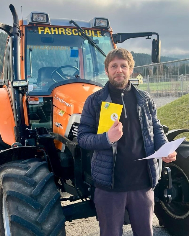 Ihr habt es geschafft! 🥳🎉 Wir gratulieren unseren neuen Führerscheinbesitzern der Anhänger-, Traktor- & LKW-Prüfungen 27.11.2025 - 11.12.2025 sehr ❤️-lich zur bestandenen Prüfung! Super gemeistert! 😀 Danke für euer Vertrauen in unsere Ausbildung und allzeit gute Fahrt. #fahrschulesommer #fahrschulevillach #führerschein #führerscheinvillach #praktischeprüfungbestanden #herzlichenglückwunsch #allzeitgutefahrt