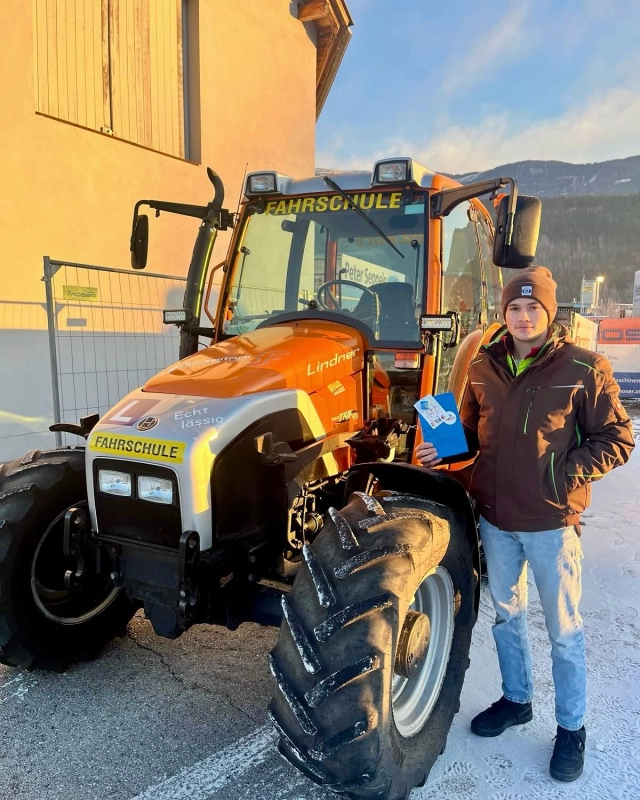 Führerschein in der Tasche - Herzlichen Glückwunsch an all unsere neuen Führerscheinbesitzer der ersten Prüfungen des heurigen Jahres! 🥳🎉 Wir sind sehr stolz auf euch und freuen uns, dass wir euch auf eurem Weg zum Führerschein begleiten durften. Vielen Dank für euer Vertrauen! Allzeit gute Fahrt. #fahrschulesommer #fahrschulevillach #führerschein #führerscheinvillach #praktischeprüfungbestanden #ihrseidspitze #herzlichenglückwunsch #allzeitgutefahrt