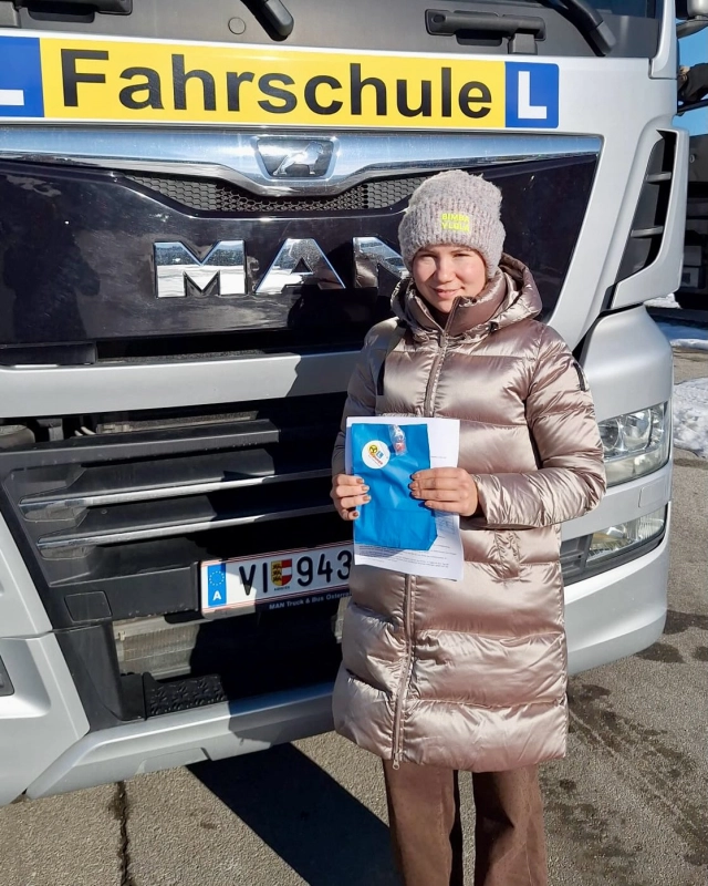Wir gratulieren all unseren neuen Führerscheinbesitzern der LKW-, Traktor- & Anhänger-Prüfungen 14.01.2026 - 26.02.2026! Ihr habt die praktische Prüfung mit Bravour gemeistert, wir sind stolz auf euch! Danke für euer Vertrauen & allzeit gute Fahrt. #fahrschulesommer #fahrschulevillach #führerscheinvillach #praktischeprüfungbestanden #allzeitgutefahrt