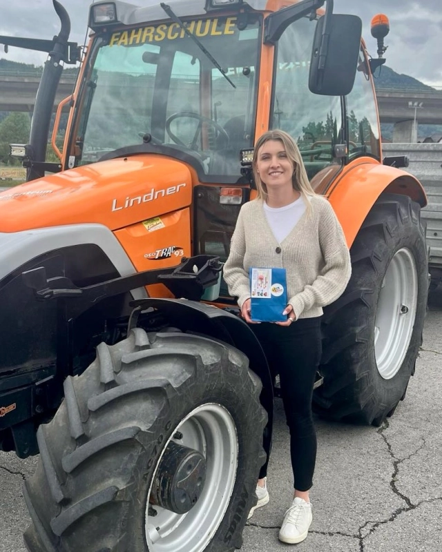 Herzlichen Glückwunsch an all unsere neuen Traktor-, Anhänger- & LKW-Fahrer, die seit den Juni-Prüfungen auf den Straßen in und rund um Villach unterwegs sind! 🤩 Ihr habt die Prüfungen mit Bravour bestanden, wir sind stolz auf euch! 👌🏼👍🏼 Danke für euer Vertrauen in unsere Ausbildung und allzeit gute Fahrt! #fahrschulesommer #fahrschulevillach #führerscheinvillach #praktischeprüfungbestanden #allzeitgutefahrt