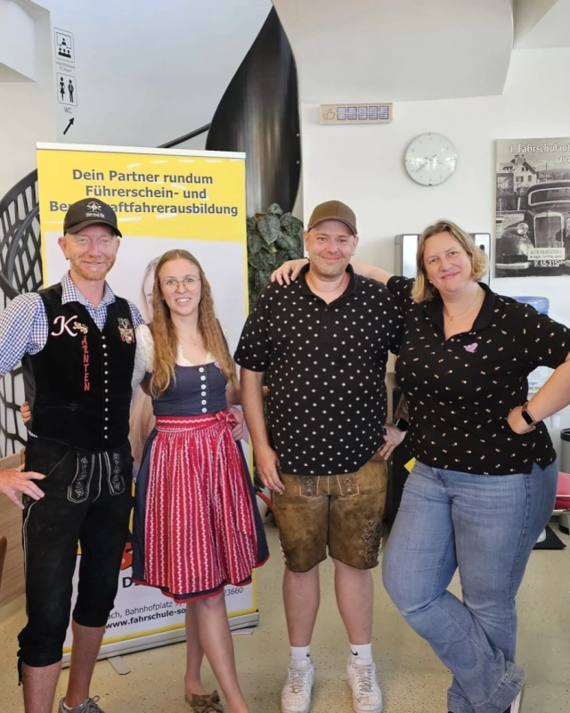🎡 Villacher Kirchtag – wir sind dabei! 🎉

Im Büro, bei den Fahrstunden und direkt am Kirchtag … wir genießen gemeinsam die besondere Stimmung des Villacher Kirchtags. 🍻🥨🎶

Ein großes Dankeschön an unser großartiges Team, das Tag für Tag mit viel Engagement, Geduld und guter Laune dafür sorgt, dass unsere Fahrschüler sicher und erfolgreich ans Ziel kommen. 💜

Wir wünschen allen Besucherinnen und Besuchern des Kirchtags noch eine wunderschöne Zeit, viele schöne Begegnungen und natürlich ganz viel Spaß! 🥳

#villacherkirchtag #viki2026