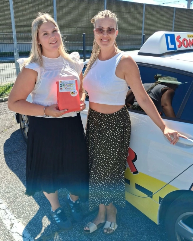 ⚠️ Praktische Prüfung 26.08.2026 - Teil 1 ⚠️ Wir freuen uns über so viele strahlende neue Führerscheinbesitzer und gratulieren euch sehr ❤️-lich zur bestandenen Prüfung! Vielen Dank für euer Vertrauen und den Begleitern für die professionelle Ausbildung bei den Privatfahrten. 😊 Wir wünschen euch eine gute & sichere Fahrt. #fahrschulesommer #fahrschulevillach #führerscheinvillach #praktischeprüfungbestanden #allzeitgutefahrt