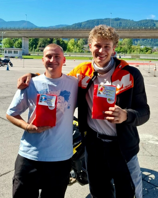 ⚠️🏍️ Motorrad-Prüfung 26.08.2026 & 09.09.2026 🏍️⚠️ 

Ihr habt die praktische Prüfung mit Bravour bestanden - herzliche Gratulation zum Führerschein! Wir bedanken uns für euer Vertrauen in unsere Ausbildung und wünschen euch viel Spaß beim Motorradfahren. Allzeit gute Fahrt! #fahrschulesommer #fahrschulevillach #führerscheinvillach #praktischeprüfungbestanden #allzeitgutefahrt