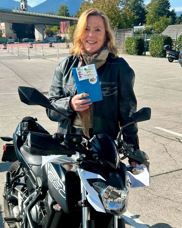 ⚠️🏍️ Unsere neuen Biker der Oktober-Prüfungen! 🏍️⚠️ Herzlichen Glückwunsch zur erfolgreich bestandenen Prüfung und zum wohl verdienten Führerschein! 👏🏼🥳 Weiße Fahne bei der letzten praktischen Motorrad-Prüfung des heurigen Jahres am 21.10.2026, all unsere Prüfungskandidaten haben mit Bravour bestanden! 🤩 Wir wünschen euch viel Spaß und allzeit gute Fahrt. #fahrschulesommer #fahrschulevillach #führerscheinvillach #praktischeprüfungbestanden #allzeitgutefahrt